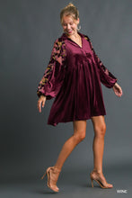 Load image into Gallery viewer, Velvet Floral Burnout Sleeve Tunic
