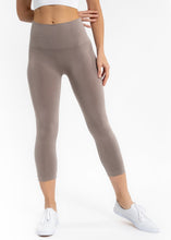 Load image into Gallery viewer, Cropped Capri Leggings
